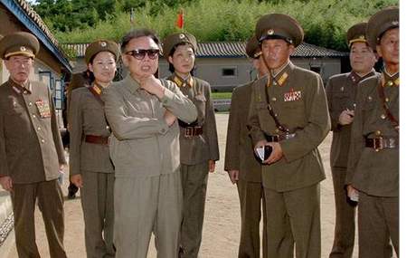 Kvli krizi pehlííme dalí problémy jako napíklad vyazení Severní Koreje z amerického seznamu sponzor terorismu. Na snímku prezident KLDR Kim ong-Ila.